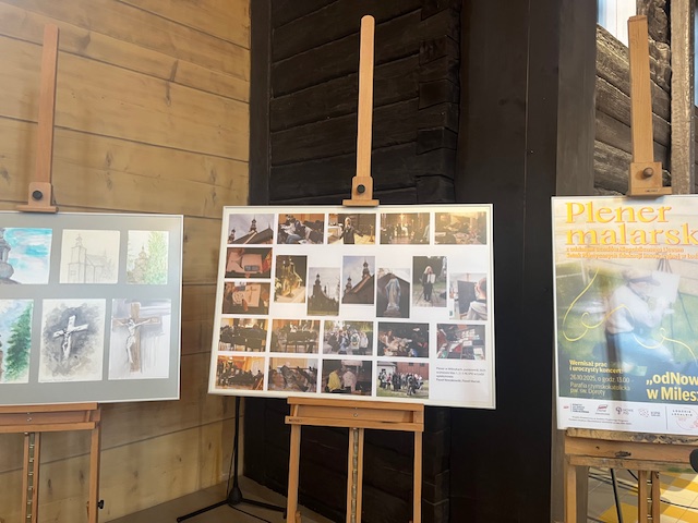 Przygotowania do wernisażu pleneru malarskiego "odNowa"