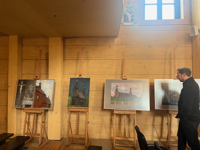 Przygotowania do wernisażu pleneru malarskiego "odNowa"